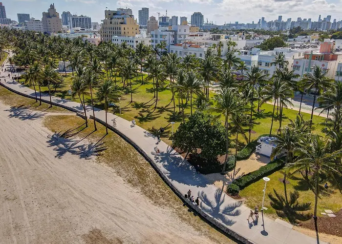 Private Ocean Dr Apt W/2 Queen Beds, Steps 2 Beach